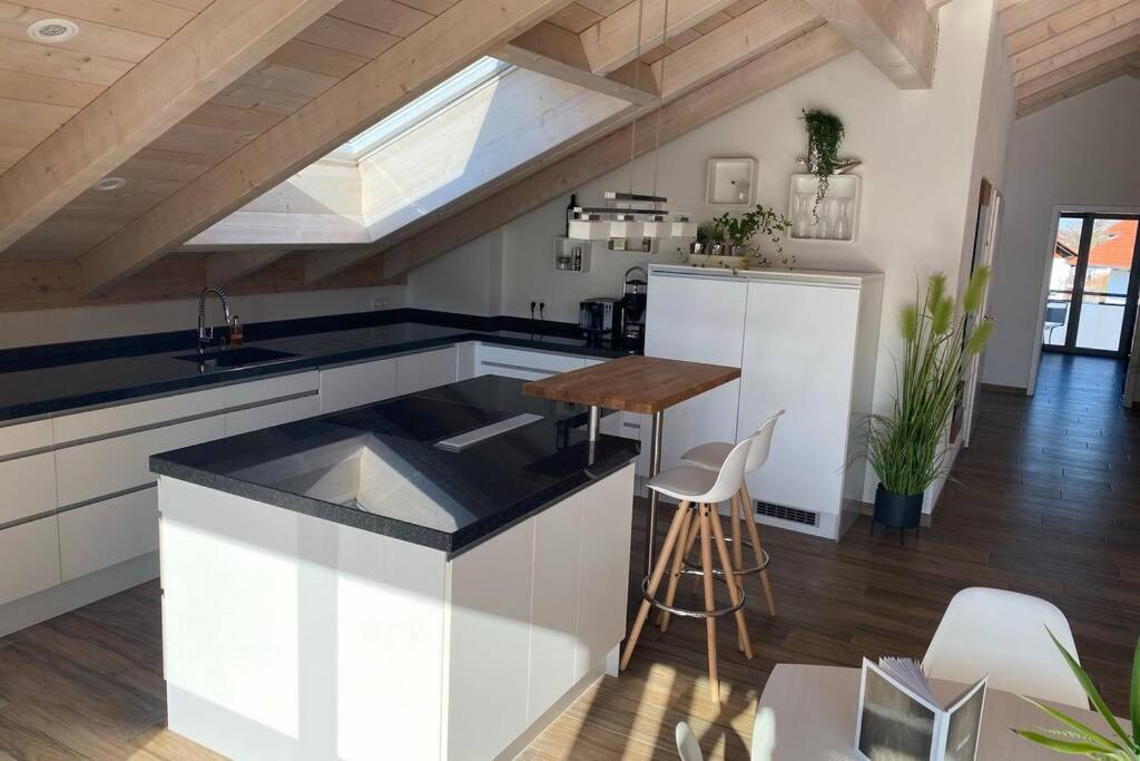 Lichtdurchflutete Wohnung Mit Grosser Dachterrasse Bruckmühl Exterior foto